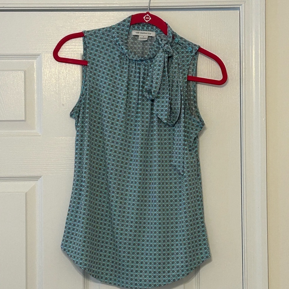 🌷Like new Liz Claiborne women’s/ladies small sleeveless dressy work blouse🌷